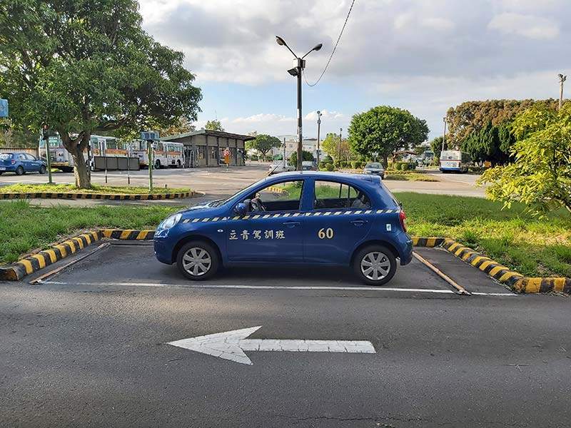 (三) 平行路邊停車